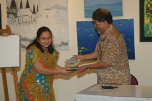 Shri. Suhas Bahulkar felicitate Artist Seema Gujarathi at Artfest 09, Indiaart Gallery